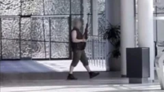 কথিত বন্দুকধারীর এই ছবিটি অনলাইনে ভাইরাল হয়েছে (ভিডিও থেকে নেয়া)