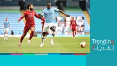 محمد صلاح يركض باتجاه الكرة في مباراة ليفربول ومانشستر سيتي