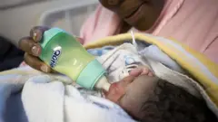 Nne na nwa ọhụrụ ya