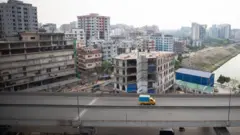 ঢাকার মগবাজারের একটি প্রধান সড়কের ধারের এক ভবনে এই বিস্ফোরণ ঘটে (ফাইল ছবি)