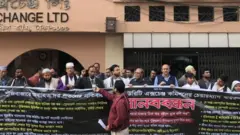 দুপুরে ঢাকা স্টক এক্সচেঞ্জের সামনে মানববন্ধন করেন বিক্ষুব্ধ বিনিয়োগকারীরা।