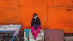 Gabar u dhalatay Hindiya oo xiran cafuufka wajiga lagu xirto.