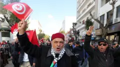 متظاهرون يهتفون وسط العاصمة تونس