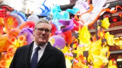 施紀賢爵士參觀上海豫園，在一組飛馬花燈前留影（30/1/2026）