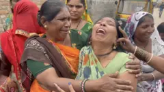 રોજિદ ગામના મૃતક વશરામ વાઘેલાના સંબંધીઓ