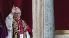 Papa Leão 14 acenando