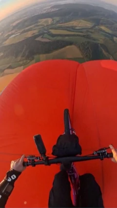 Dos imágenes en un montaje. A la izquierda, un globo. A la derecha, vista desde el manillar de la bicicleta que va en lo alto del globo