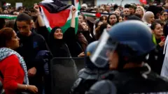 د بندیز له اعلان وروسته ګڼ شمېر کسان د پاریس مرکزي برخه کې د مظاهرې لپاره یو ځای شول.
