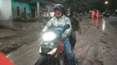 જ્વાળામુખીથી જીવ બચાવવા ભાગતા લોકો