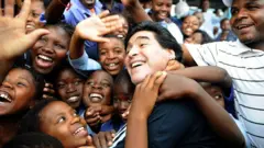 Na Winterveldt na Saut Afrịca - Jenụwarị 19 2010 Asompi Iko Mba Ụwa FIFA Diego Maradona na ụmụaka ụlọakwụkwọ makuru ya