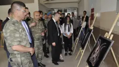 Bahtiyar Ersay (soldan birinci) və digər hərbçilər Türkiyə Təhsil Nazirliyində