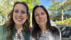 As políticas locais Anneke Veenhoff (à esquerda) e Anke Bakker sorriem para a câmera.