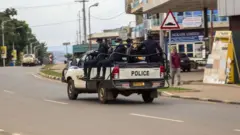 Abapolisi mu mujyi wa Kigali bashyira mu bikorwa amabwiriza ategeka abaturage kuguma mu ngo zabo