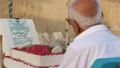 ارباب کاسی نے جوان بیٹے کی قبر کے پہلو میں سیمنٹ کا ایک بینچ بنوا رکھا اور اپنے وقت کا بیشتر حصہ وہ اِسی بینچ پر بیٹھ کر گزارتے ہیں