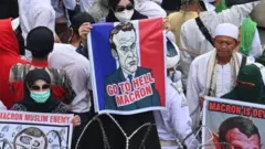 Demo anti-macron di Jakarta.