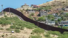 মেক্সিকো সীমান্তে প্রাচীর।