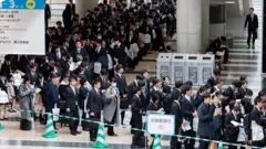 Tradicionalmente, estudantes universitários japoneses participam de palestras de recrutadores de empresas durante a temporada de 'shūshoku katsudō'