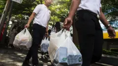 คนหิ้วถุงพลาสติก