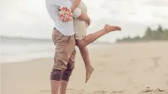 బీచ్ లో ప్రేమికులు