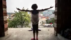 طفل فاتح يديه
