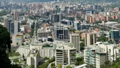 Fotografia aérea de um bairro cheio de prédios
