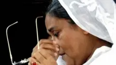 হামলায় অল্পের জন্যে বেঁচে যান আওয়ামী লীগের নেত্রী ও বর্তমান প্রধানমন্ত্রী শেখ হাসিনা।