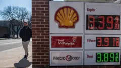 अमेरिका में पिछले कुछ महीनों में पेट्रोल के दाम काफ़ी बढ़ गए हैं.