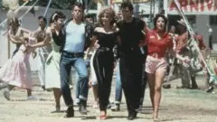 Grease filminden bir sahne