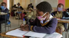 De nombreux pays africains ont assoupli les restrictions, notamment la réouverture des écoles