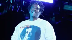 Mwanamziki wa Rap kutoka marekani Jay-Z amesema anachukua hatua za kisheria dhidi ya maafisa wa gereza kwa niaba ya wafungwa 29