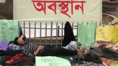 মারধর এবং বিনা কারণে পুলিশে দেয়ার প্রতিবাদে অবস্থান নিয়েছেন মুকিম