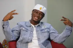 Aworan Arikẹ Pre Order pẹlu fila lori 