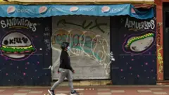 Una joven caminando por la calle