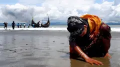 ২০১৭ সালে মিয়ানমার থেকে পালিয়ে বাংলাদেশের শাহপরীর দ্বীপে এসে নেমেছেন এক রোহিঙ্গা নারী