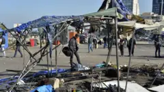 بقايا خيام محترقة بعد أحداث العنف في نهاية الأسبوع في لبنان