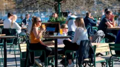 Los bares, restaurantes, gimnasios, tiendas, guarderías y colegios para menores de 16 años han estado abiertos.