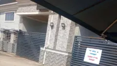 Hotel wey get closed sign in front