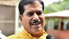 ரெயில்வே அமைச்சர் சுரேஷ் அங்காடி