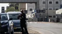 شرطي إسرائيلي يقف أمام سجن سدي تيمان 