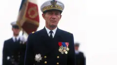 Amiral Jacques Lanxade ubwo yasezeraga mu ngabo mu 1995
