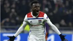 Ọgbaa bọọlụ onye Lyon sị Aịvori Kost bụ Maxwell Gnaly Cornet ebe ọ na-aṅụrị