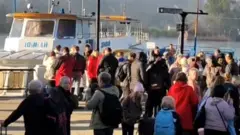 Canales de televisión rusos mostraron imágenes de personas reunidas para cruzar el río Dniéper