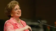 Jehan Sadat, veuve d'Anwar Sadat, s'adressant aux Vies et expériences uniques au Roy Thomson Hall le 28 avril 2003.