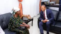 Bernadette Lukoki aganira na minisitiri w'uburezi Didier Mudimu