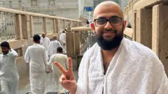 Farouk Abdel Wahab giving a V sign in Mecca
