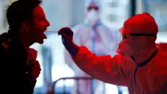 ကမ္ဘာတစ်ဝန်းမှာ ကိုရိုနာ ကူးစက်ခံရသူ ၈ သိန်းကျော်ပြီလို့ WHO ပြော