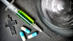 Aspectos médicos, éticos, sociales y religiosos se mezclan en la controversia sobre la eutanasia.