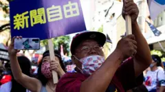 中天電視的支持者手舉「新聞自由」標牌表達抗議。