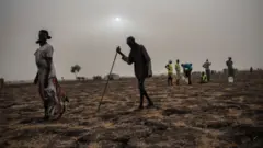 Personas de Sudán del Sur esperando recibir comida de la Cruz Roja.