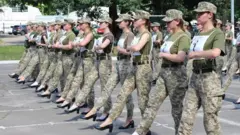 Женщины-военнослужащие на каблуках